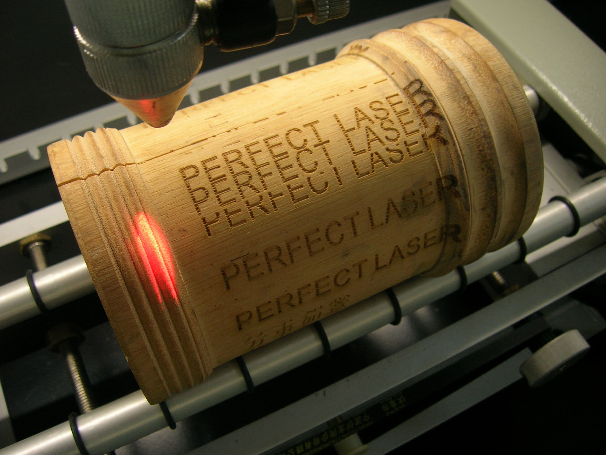 Marking on cans. Лазерная гравировка процесс. Wood Laser engraving. Лазерный принтер для фанеры металла. Лазерная Графика.